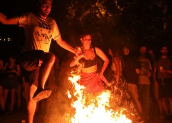 Το έθιμο του Κλήδονα στην Καισαριανή (φωτ.: ΑΠΕ-ΜΠΕ / Γιώργος Βιτσαράς)