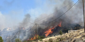 Κοντά σε σπίτια έκαιγε η φωτιά στο Κρανίδι Αργολίδας (φωτ.: ΑΠΕ-ΜΠΕ / Ευάγγελος Μπουγιώτης)