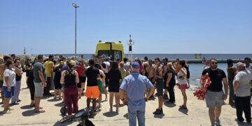 Ασθενοφόρο του ΕΚΑΒ έσπευσε αμέσως στο σημείο (φωτ.: creta24/Foto kik/Μανώλης Κικάκης)