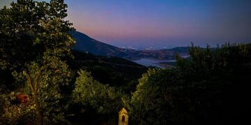 Στο βάθος η τεχνητή Λίμνη Σμοκόβου στις πλαγιές των Αγράφων (φωτ.: Δήμος Σοφάδων)