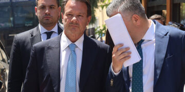 Ο Απόστολος Λύτρας έξω από τα δικαστήρια της πρώην Σχολής Ευελπίδων (φωτ.: EUROKINISSI / Γιάννης Παναγόπουλος)