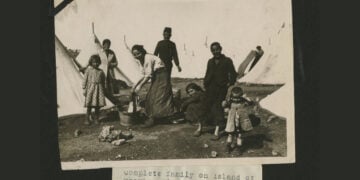 Μια οικογένεια προσφύγων στο νησί της Μακρονήσου (πηγή: Αρχειακές συλλογές του Πανεπιστημίου Drextel, American Women’s Hospital records, 1922-1923)