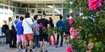 Μαθητές έξω από λύκειο της Αθήνας (φωτ.: EUROKINISSI/Κώστας Τζούμας)