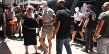 Τα μέλη του πληρώματος προσέρχονται στον εισαγγελέα (φωτ.: EUROKINISSI/Γιάννης Παναγόπουλος)