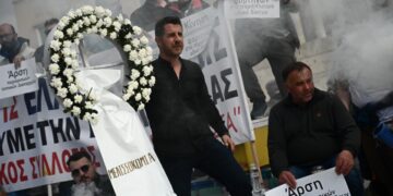 Στεφάνι κηδείας για τη μελισσοκομία στη διάρκεια διαμαρτυρίας μελισσοκόμων στο Σύνταγμα τον περασμένο Φεβρουάριο (φωτ.: EUROKINISSI/Κώστας Τζούμας)