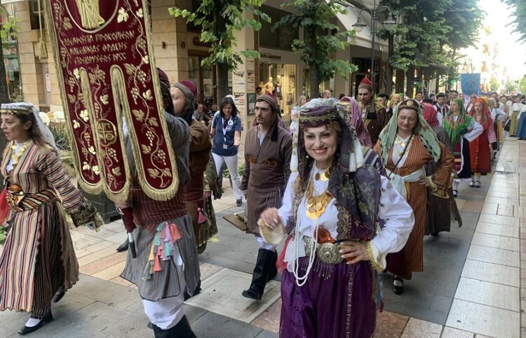Στιγμιότυπο από την πατινάδα του 5ου Ανταμώματος Μικρασιατών, στο Αγρίνιο (φωτ.: Facebook / Εστία Νέας Σμύρνης)
