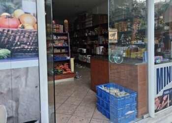 Η είσοδος του μίνι μάρκετ στα Χανιά όπου έγινε η επίθεση (φωτ.: ΕΡΤ)