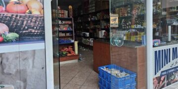 Η είσοδος του μίνι μάρκετ στα Χανιά όπου έγινε η επίθεση (φωτ.: ΕΡΤ)