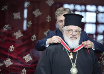 Στιγμιότυπο από την παρασημοφόρηση του μητροπολίτη Δαμασκηνού (φωτ.: ΑΠΕ-ΜΠΕ)
