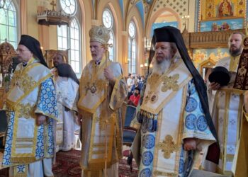 Από το τρισαρχιερατικό συλλείτουργο της δεκαετούς αρχιερατείας του Μητροπολίτη Σουηδίας και πάσης Σκανδιναβίας Κλεόπα. Τον εορτάζοντα Μητροπολίτη πλαισιώνουν οι Μητροπολίτες Κυδωνιών Αθηναγόρας και Φαναρίου Αγαθάγελλος (φωτ.: Μητρόπολη Σουηδίας)