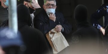 Ο Νίκος Μιχαλολιάκος συνοδεία αστυνομικών (φωτ.: EUROKINISSI/Τατιάνα Μπόλαρη)
