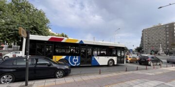 Ηλεκτρικό λεωφορείο στο κέντρο της Θεσσαλονίκης (φωτ.: Γιώργος Κουρκουρίκης)