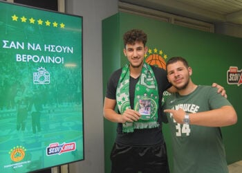 Οι φίλαθλοι φωτογραφίζονται στο AR video booth του Πάμε Στοίχημα