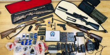 Τα όπλα που έκρυβε στο σπίτι του ο 61χρονος (φωτ.: Ελληνική Αστυνομία)