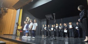 Οι πρωταγωνιστές της βραδιάς, οι μαθητές του 4ου νηπιαγωγείου Θέρμης (φωτ.: facebook/Σωματείο Παναγία Σουμελά Δήμου Θέρμης)