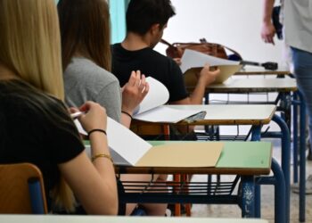 Μαθητές και μαθήτριες λίγο προτού εξεταστούν σε μάθημα των Πανελλαδικών (φωτ.: EUROKINISSI /Κώστας Τζούμας)