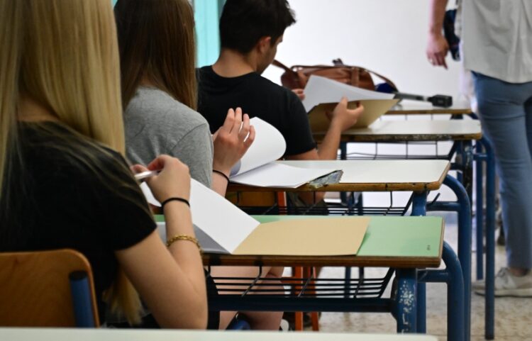 Μαθητές και μαθήτριες λίγο προτού εξεταστούν σε μάθημα των Πανελλαδικών (φωτ.: EUROKINISSI /Κώστας Τζούμας)