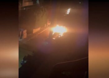 Το περιπολικό ενώ έχει τυλιχθεί στις φλόγες μετά τις μολότοφ (φωτ.: glomex)