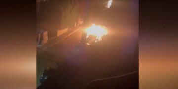 Το περιπολικό ενώ έχει τυλιχθεί στις φλόγες μετά τις μολότοφ (φωτ.: glomex)