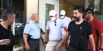 Τα κατηγορούμενα μέλη του πληρώματος εξέρχονται από την εισαγγελία Πειραιά (φωτ.: EUROKINISSI/Γιάννης Παναγόπουλος)