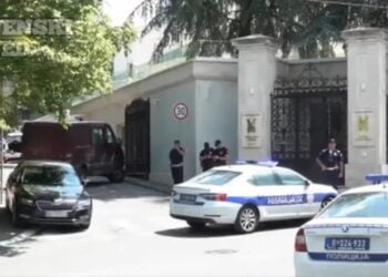 Οχήματα της αστυνομίας έξω από την ισραηλινή πρεσβεία όπου σημειώθηκε η αιματηρή επίθεση (φωτ.: Χ/SLOVENSKI MEDVED)