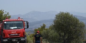 Πυροσβεστικό όχημα στα Δερβενοχώρια του νομού Βοιωτίας (φωτ. αρχείου: EUROKINISSI / Τατιάνα Μπόλαρη)
