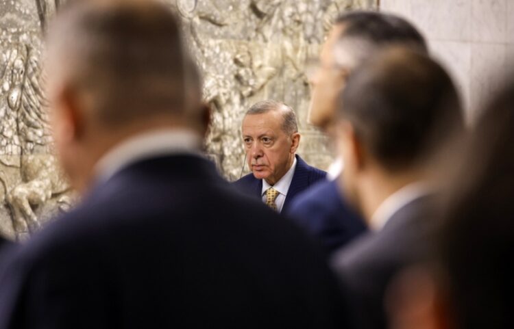 Ο Τούρκος πρόεδρος Ρετζέπ Ταγίπ Ερντογάν στη διάρκεια συνέντευξης Τύπου στη Βαγδάτη (φωτ. αρχείου: EPA/Thaier Al-Sudani / POOL)