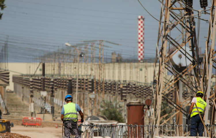 Εργάτες στο Κέντρο Υπερυψηλής Τάσης Κουμουνδούρου στον Ασπρόπυργο Αττικής (φωτ.: ΑΠΕ-ΜΠΕ / Γιώργος Βιτσάρας)