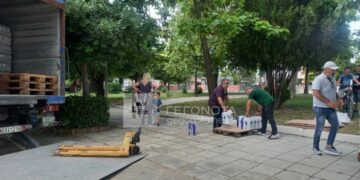 Πολίτες παίρνουν εμφιαλωμένα νερά που μοίρασε ο δήμος Ρήγα Φεραίου (φωτ.: gegonota.news)