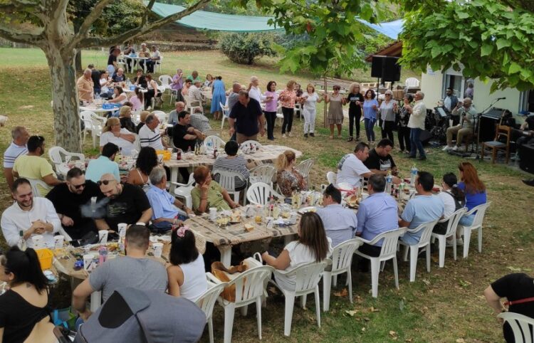 Χορός κάτω από τα πλατάνια στην Κάτω Ποταμιά (φωτ.: facebook/Κάτω Ποταμιά Κιλκίς)