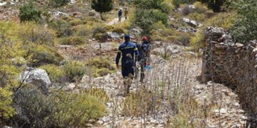 Σωστικά συνεργεία πραγματοποιούν έρευνες για τον εντοπισμό του Άγγλου αγνοούμενου Mάικλ Μόζλι στη Σύμη (φωτ.: ΑΠΕ-ΜΠΕ/Λευτέρης Δαμιανίδης)