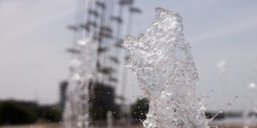 Σιντριβάνι μπροστά από τις ομπρέλες του Γιώργου Ζογγολόπουλου στην παραλία της Θεσσαλονίκης (φωτ.: ΑΠΕ-ΜΠΕ/Αχιλλέας Χήρας)