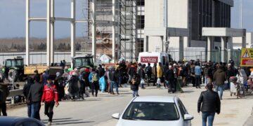 Πλήθος κόσμου στην τουρκική πλευρά του τελωνείου των Κήπων (φωτ. αρχείου: ΑΠΕ-ΜΠΕ/Σταμάτης Καταπόδης)