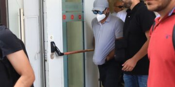 Στα δικαστήρια Πειραιά, στιγμιότυπο από τη μεταγωγή των μελών του πληρώματος της θαλαμηγού «Περσεφόνη» (φωτ.: EUROKINISSI / Γιάννης Παναγόπουλος)