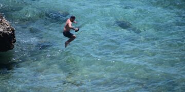 Ο καιρός σίγουρα ευνοεί τις... βουτιές (φωτ.: EUROKINISSI/Βασίλης Παπαδόπουλος)