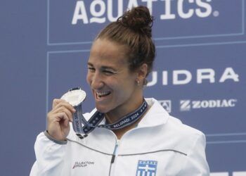 Η Θεοδώρα Δράκου με το μετάλλιο που έλειπε από τη συλλογή της (φωτ.: EPA / Antonio Bat)