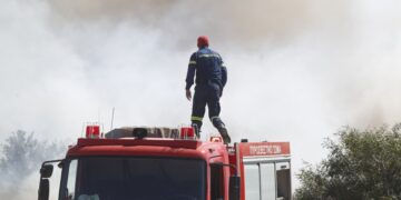 Πυροσβέστης στη διάρκεια κατάσβεσης της φωτιάς στο Κορωπί (φωτ.: EUROKINISSI/Σωτήρης Δημητρόπουλος)