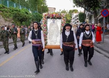 Στιγμιότυπο από την πάνδημη λιτανεία της εικόνας και του λειψάνου του Αποστόλου Παύλου, στη Βέροια (φωτ.: Flickr / ΙΜΒΝΚ / Κοσμάς Καραγιάννης)