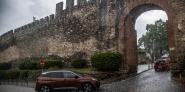 Αυτοκίνητο υπό βροχή στην Άνω Πόλη της Θεσσαλονίκης (φωτ.: EUROKINISSI/Ραφαήλ Γεωργιάδης)