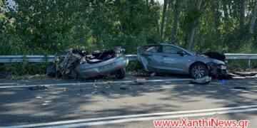 Στα δύο κόπηκε το ΙΧ που προσέκρουσε πάνω σε λεωφορείο έξω από τους Τοξότες Ξάνθης (φωτ.: xanthinews.gr)