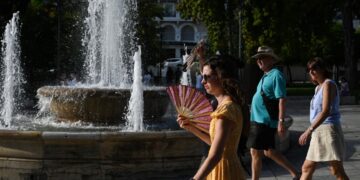 Αναζητώντας λίγη δροσιά στα σιντριβάνια της Αθήνας (φωτ.: EUROKINISSI/Μιχάλης Καραγιάννης)