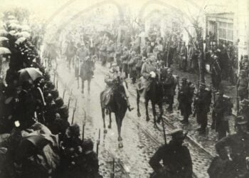 Είσοδος του βασιλιά Γεωργίου Α' στην πόλη της Θεσσαλονίκης, το 1912 (πηγή: Ρωμαΐδης-Zeitz/ benaki.org/ΦΑ_9_949)