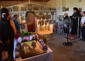 Πανηγύρι Αγίων Αναργύρων στο εκκλησάκι της Ίμβρου που είναι αφιερωμένο στους δύο αγίους (Φωτ. ΑΠΕ-ΜΠΕ/Στρατής Μπαλάσκας)