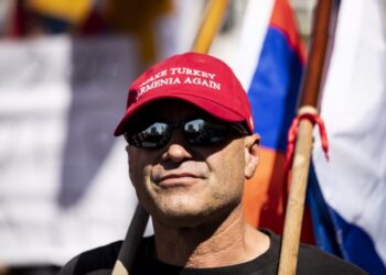 Διαδηλωτής έξω από το τουρκικό προξενείο του Μπέβερλι Χιλς στην Καλιφόρνια την ημέρα της επετείου της Γενοκτονίας των Αρμενίων (φωτ.: EPA/Etienne Laurent)
