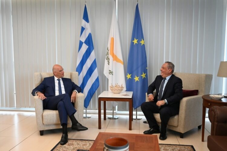 Ο υπουργός Άμυνας της Κύπρου Βασίλης Πάλμας συναντήθηκε με τον Έλληνα ομόλογό του Νίκο Δένδια στο Υπουργείο Άμυνας της Κυπριακής Δημοκρατίας (φωτ.: ΑΠΕ-ΜΠΕ/ΥΠΕΘΑ/STR)