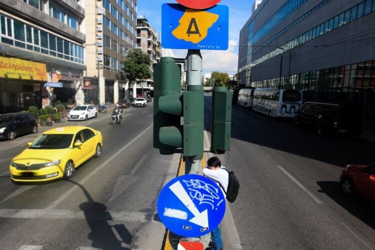Στιγμιότυπο από δρόμο της Αθήνας (φωτ.: Γιάννης Παναγόπουλος/ EUROKINISSI)