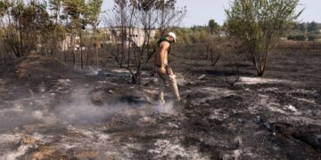 Εθελοντές επιχειρούν σε έκταση που καίγεται ύστερα από φωτιά που ξέσπασε σε χαμηλή βλάστηση στο Τρίλοφο της Θεσσαλονίκης, την Πέμπτη 18 Ιουλίου 2024 (φωτ.: ΑΠΕ-ΜΠΕ/Αχιλλέας Χήρας)