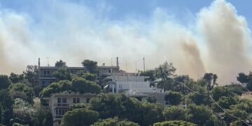 Ελικόπτερο επιχειρεί για την κατάσβεση της φωτιάς στην Κάτω Ποσειδωνία Λαυρίου (πηγή φωτ.: facebook.com/groups/pyrkagianews)