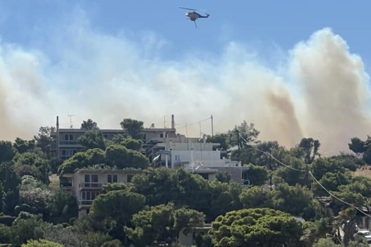 Ελικόπτερο επιχειρεί για την κατάσβεση της φωτιάς στην Κάτω Ποσειδωνία Λαυρίου (πηγή φωτ.: facebook.com/groups/pyrkagianews)