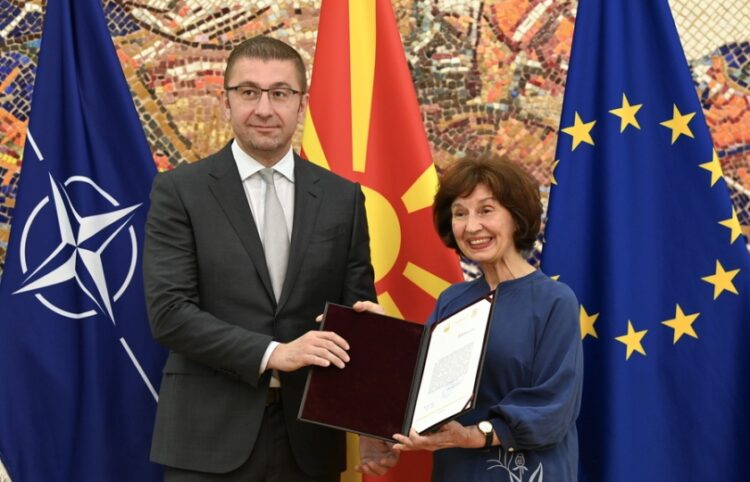 Η νέα πρόεδρος των Σκοπίων Γκορντάνα Σιλιάνοφσκα με τον πρωθυπουργό της χώρας Χρίστιαν Μίτσκοσκι κατά την παράδοση της εντολής σχηματισμού κυβέρνησης (φωτ.: EPA/Georgi Licovski)